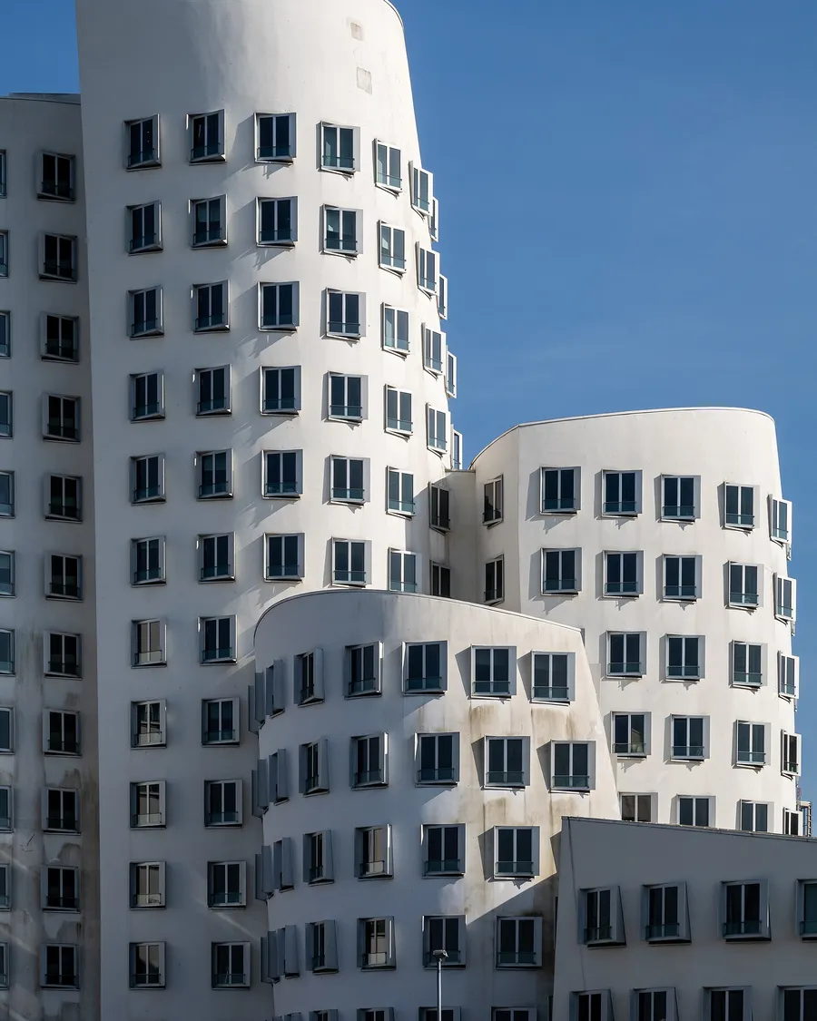 Neuer Zollhof im Düsseldorfer Medienhafen vor blauem Himmel