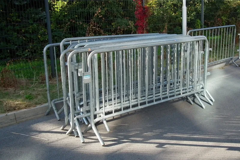 Angelieferte Absperrgitter vor dem Aufbau