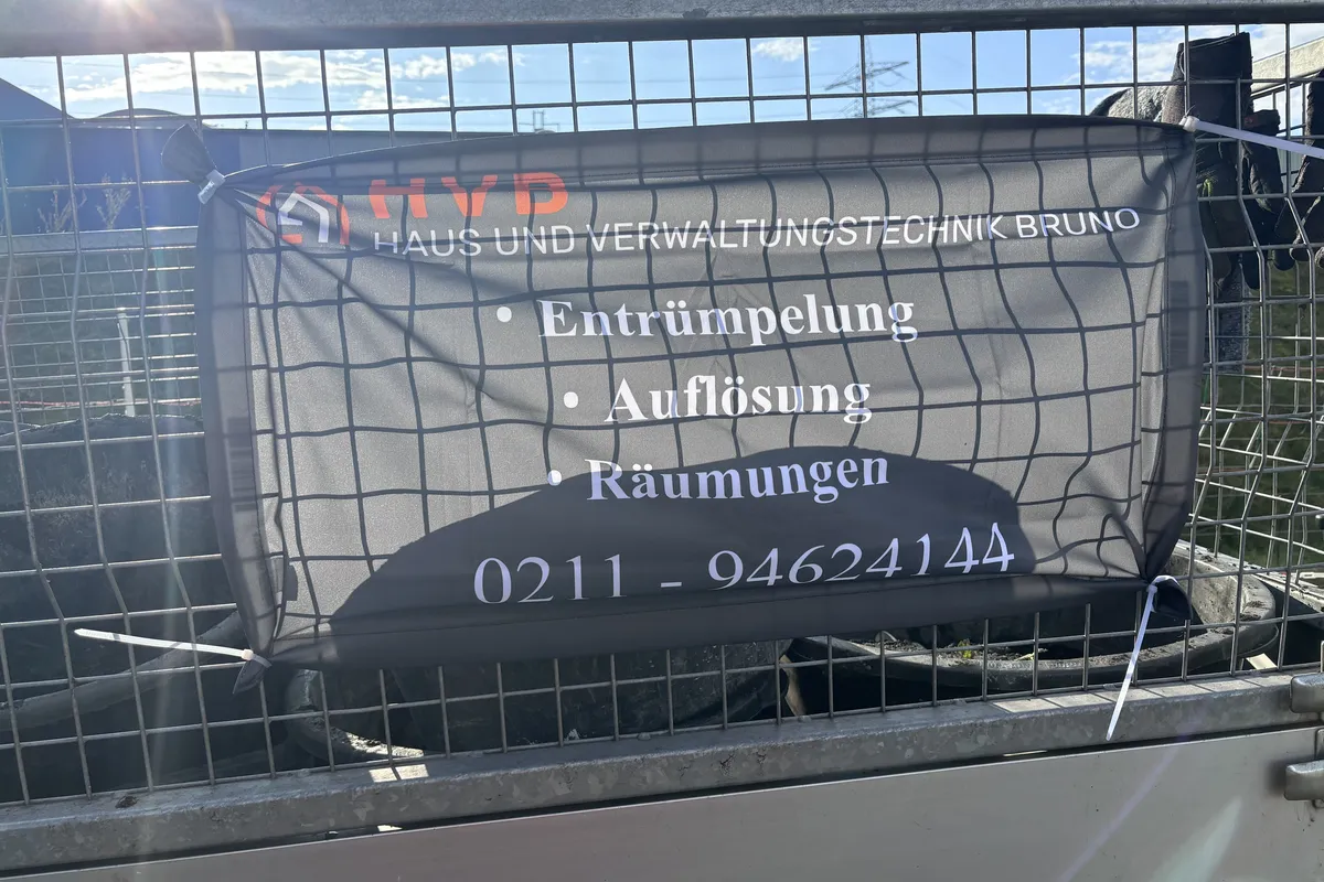 Anhänger von Haus & Verwaltungstechnik BRUNO mit Firmenbanner